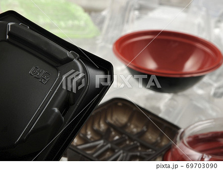 使用済みプラ容器のリサイクルとごみ問題のイメージ・プラマークのアップ 69703090