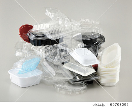 使用済みプラ容器のリサイクルとごみ問題のイメージ 69703095