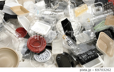 使用済みプラ容器とペットボトルのリサイクルとごみ問題のイメージ 使用済みプラ容器とペットボトルのリサイクルとごみ問題のイメージ 69703262
