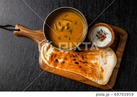 ナンとインドカレー Naan and three colors of India curry ナンとインドカレー Naan and three colors of India curry 69703959