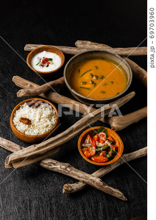 ナンとインドカレー　 Naan and three colors of India curry 69703960