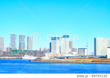東京都、レインボーブリッジから見た東京スカイツリー方向の風景 東京都、レインボーブリッジから見た東京スカイツリー方向の風景 69704150
