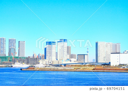 東京都、レインボーブリッジから見た東京スカイツリー方向の風景 東京都、レインボーブリッジから見た東京スカイツリー方向の風景 69704151
