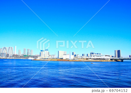 東京都、レインボーブリッジから見た東京スカイツリー方向の風景 東京都、レインボーブリッジから見た東京スカイツリー方向の風景 69704152