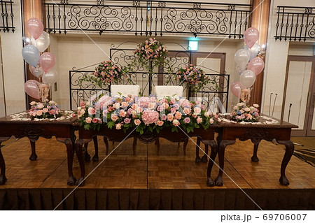 結婚式を華やかに演出するメイン装花とメインテーブルの写真素材