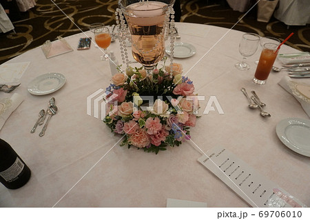 結婚式を華やかに演出する卓上装花、ゲストテーブルの写真素材