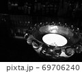 バーカウンターのお洒落な照明（モノクロ） 69706240