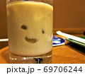 微笑んでいるように見えるカクテル 69706244