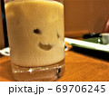 微笑んでいるように見えるカクテル 69706245
