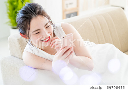 女性 スマホ リビング かわいい ライフスタイル 女性 スマホ リビング かわいい ライフスタイル 69706456