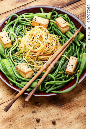 Oriental vegetable salad with pasta 69707260