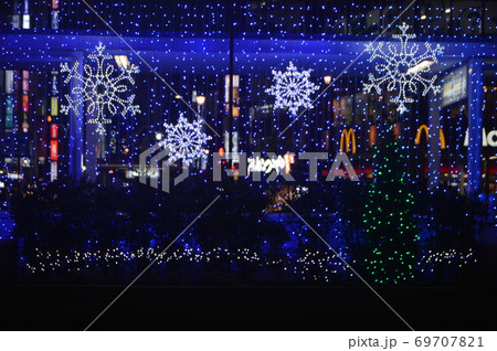 クリスマスのネオンサイン（池袋西口広場／東京都豊島区西池袋） 69707821