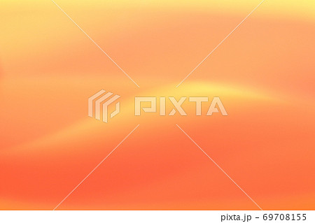 抽象的背景　赤色・オレンジ色系　ゆるやかな流れ 69708155