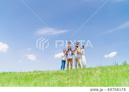 三世代家族、青空、散歩、肩車 三世代家族、青空、散歩、肩車 69708178