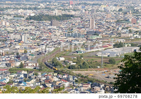 旭川の市街地を走る「THE ROYAL EXPRESS」（回送） 69708278