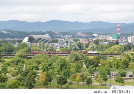 旭川の街並みをバックに忠別川を渡る臨時列車「富良野・美瑛ノロッコ」号 旭川の街並みをバックに忠別川を渡る臨時列車「富良野・美瑛ノロッコ」号 69708282