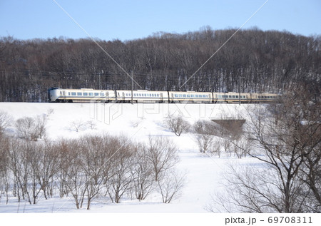 雪晴れの千歳線を札幌へ快走する特急「すずらん」 雪晴れの千歳線を札幌へ快走する特急「すずらん」 69708311