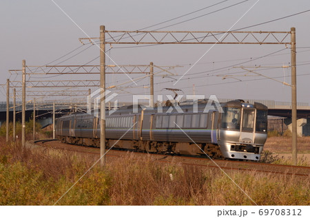 夕日を浴びて札幌・新千歳空港へ急ぐ特急「スーパーカムイ」 69708312