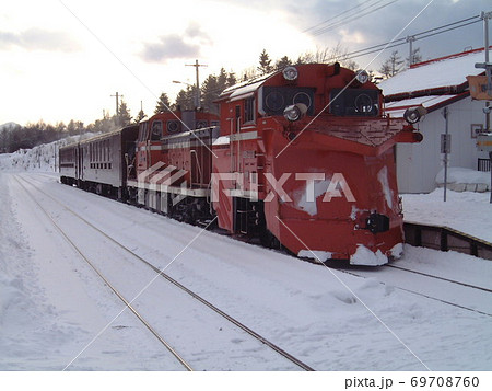 ラッセルヘッド付き機関車で3シーズンのみ運転した ふらの びえい雪原ノロッコ号 の写真素材