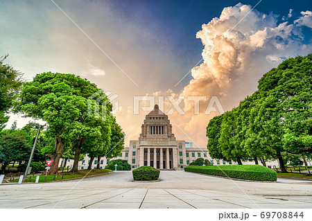 東京都千代田区　国会議事堂と夕景空の合成 69708844