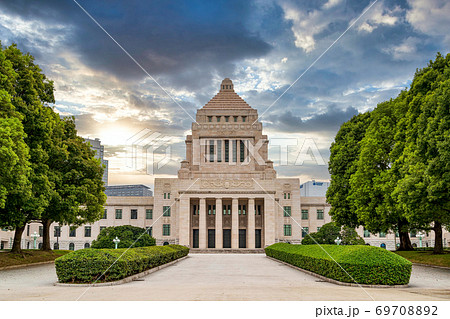 東京都千代田区 国会議事堂と曇り空合成の写真素材 6970