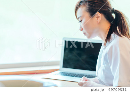 アジア人女性看護師（歯科衛生士・歯科助手） 69709331