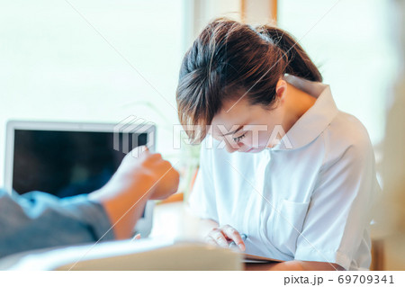 看護師と男性患者 69709341