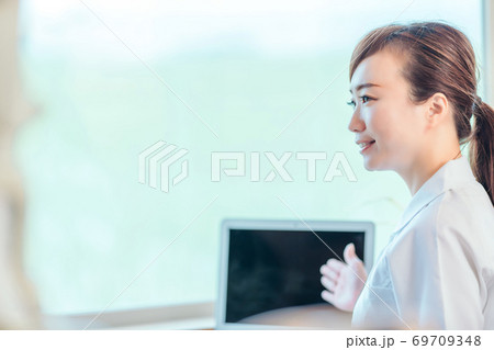 案内をするアジア人女性看護師 69709348