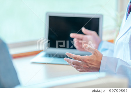 説明する男性医師 69709365