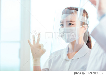 フェイスシールドをした看護師と医者 フェイスシールドをした看護師と医者 69709367