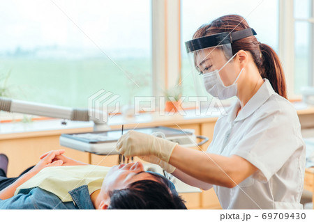 看護師と患者 看護師と患者 69709430