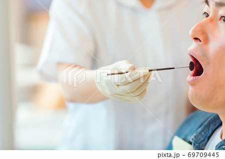 看護師と患者 看護師と患者 69709445