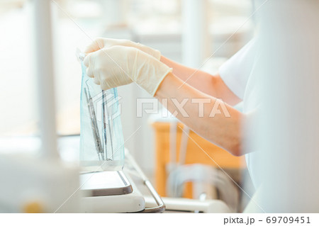 医療器具を扱う看護師 69709451