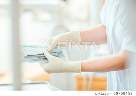 医療器具を扱う看護師 69709455