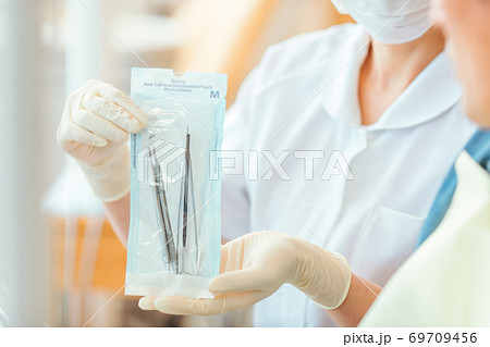 医療器具を扱う看護師 69709456