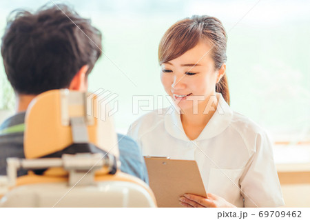看護師と患者 看護師と患者 69709462