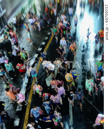 バンコクの水かけ祭り ソンクラン を俯瞰したイラスト のイラスト素材