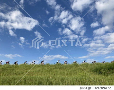 自転車ロードレース風景 69709872