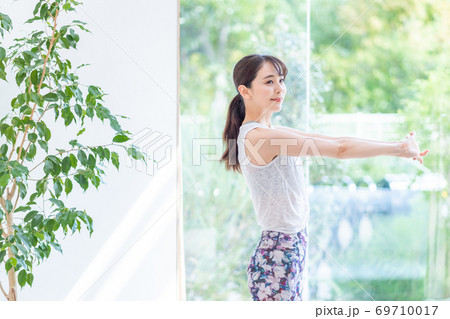 ストレッチする女性 69710017