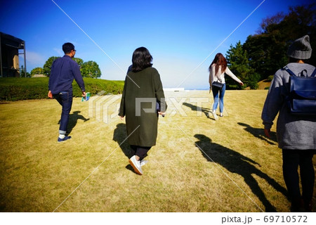 丘を歩く仲間たち 69710572