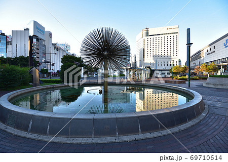 2021年に撤去予定のピーコック噴水と早朝の岡山駅前の風景　岡山県岡山市北区 69710614
