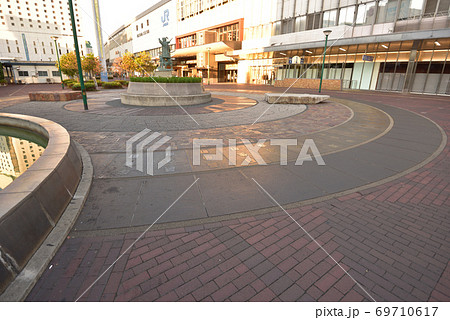 2021年に撤去予定の岡山駅前のモニュメント吉備沃野と早朝の岡山駅前1　岡山県岡山市北区 69710617