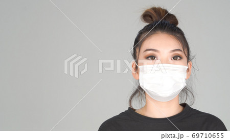 サージカルマスクをつける女性 サージカルマスクをつける女性 69710655