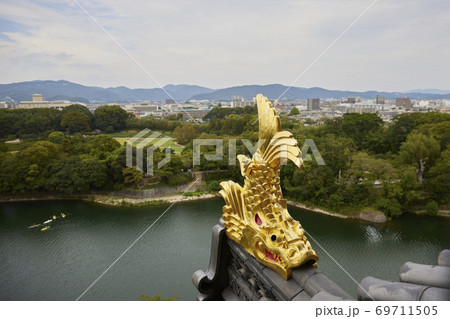 岡山城の鯱鉾と天守閣から見た岡山市の町並み 69711505