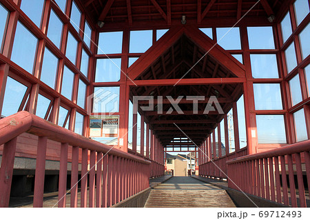 屋根付きガラス張りの東橋 69712493