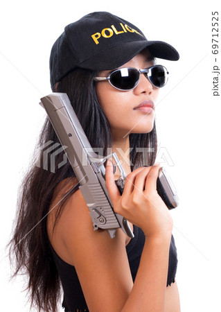 Police woman with a gun 69712525