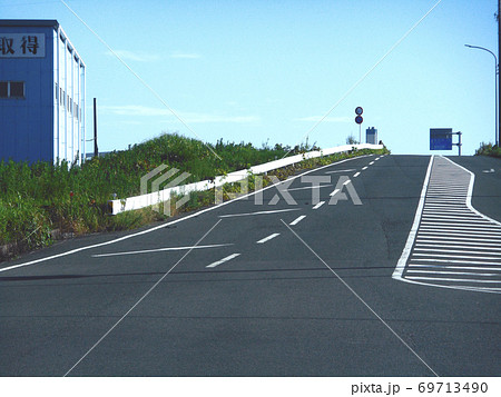 車線減少される道路と地面の矢印の写真素材