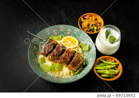 ケバブ(シシカバブ)とクスクス料理 Shish kebab and couscous dishes ケバブ(シシカバブ)とクスクス料理 Shish kebab and couscous dishes 69713652