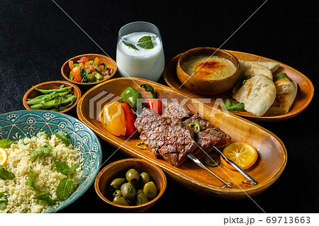 ケバブ(シシカバブ)とクスクス料理 Shish kebab and couscous dishes ケバブ(シシカバブ)とクスクス料理 Shish kebab and couscous dishes 69713663