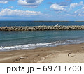 コバルトブルーの海と雲が浮かぶ青空と砂浜 69713700